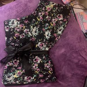 Adorable one shoulder top with tie across waist! Lace detail